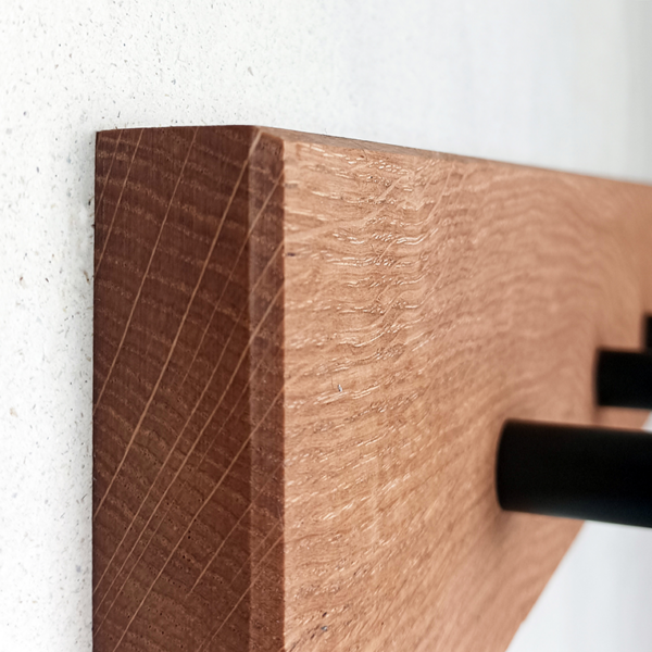 Minimalistische Garderobe mit runden Aufhängern – Bild 2
