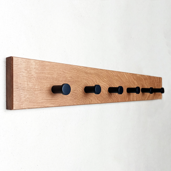 Minimalistische Garderobe mit runden Aufhängern – Bild 3