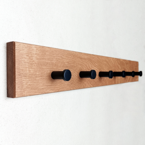 Minimalistische Garderobe mit runden Aufhängern