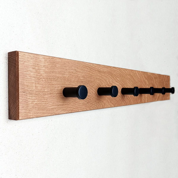 Minimalistische Garderobe mit runden Aufhängern